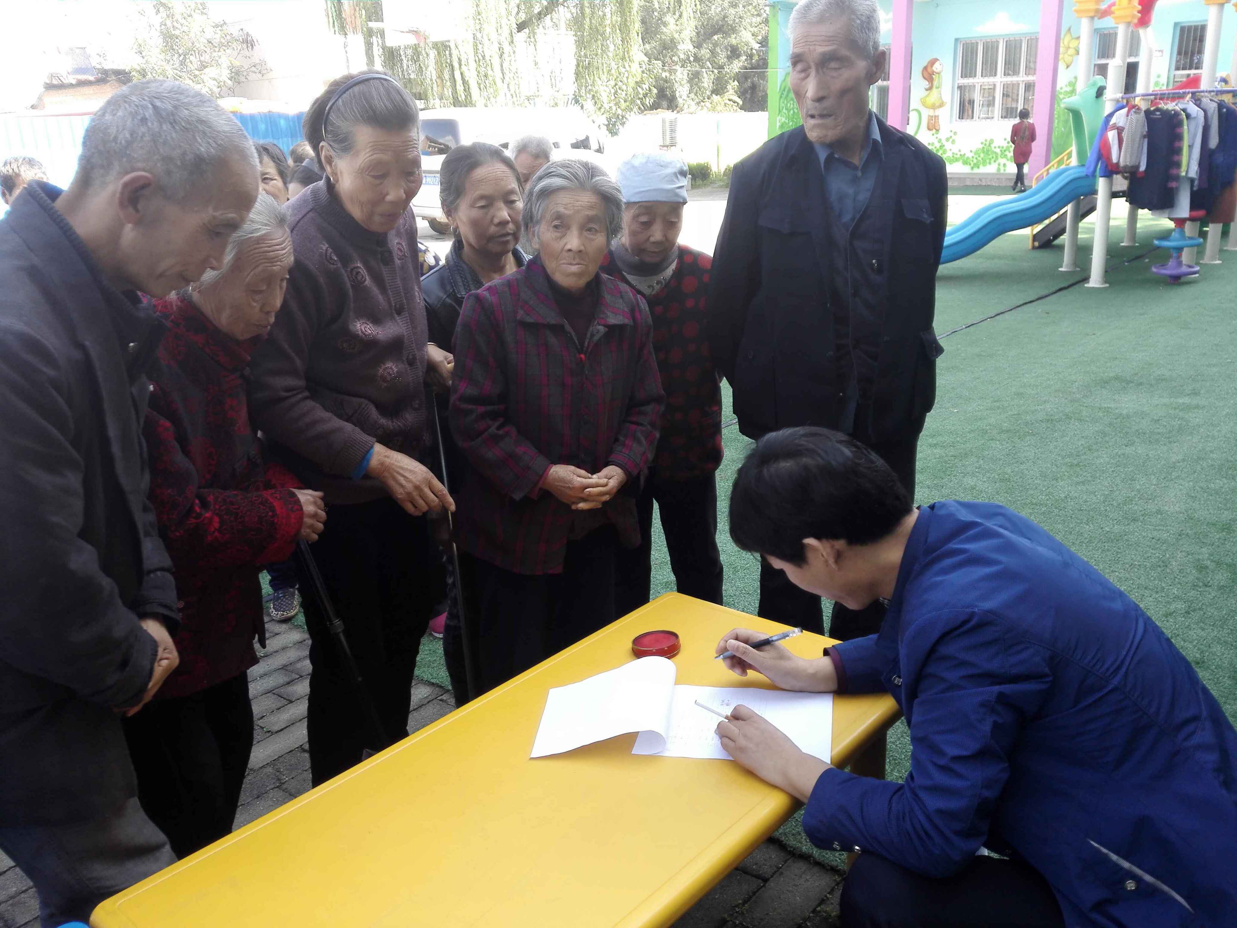 市残联赴周至翠峰镇新联村开展“扶贫日”活动