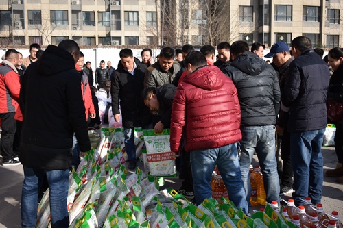 就业中心和爱心互助会开展“暖冬行动”