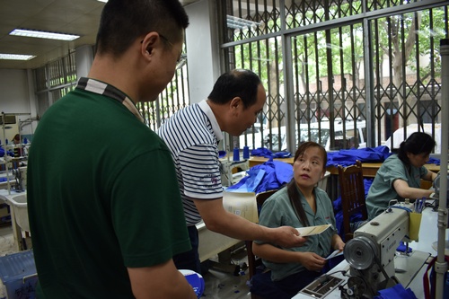 就业中心开展“送服务进残企”活动