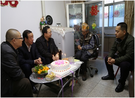 红专南路社区给残疾人过生日