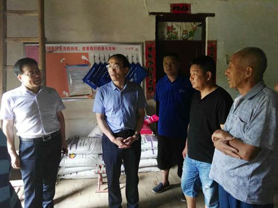 市残联党组书记、理事长安文中冒雨赴周至调研