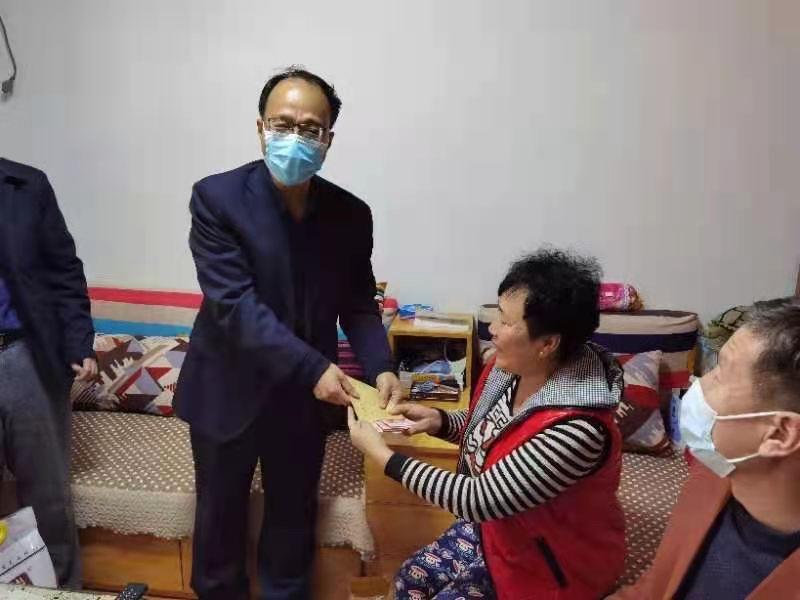 西安市残联二级巡视员尹绪庄慰问灞桥区贫困残疾人