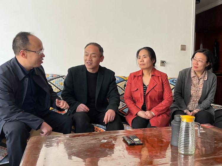 荣亮代表省市残联慰问北京冬残奥会冠军刘子旭家属